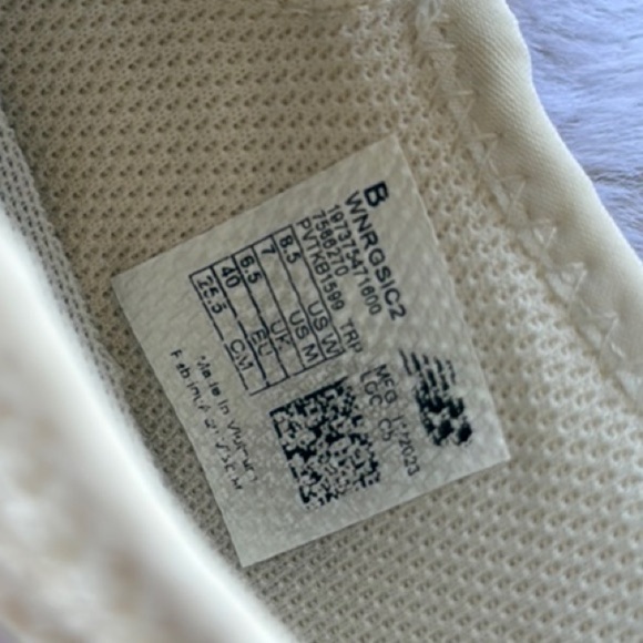 New Balance Cream Athletic Sneakers size 8.5 - Picture 6 of 7